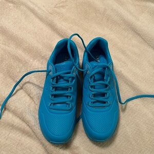 Ladies Skechers air-cooled memory foam sneakers in a beautiful blue size 8.5